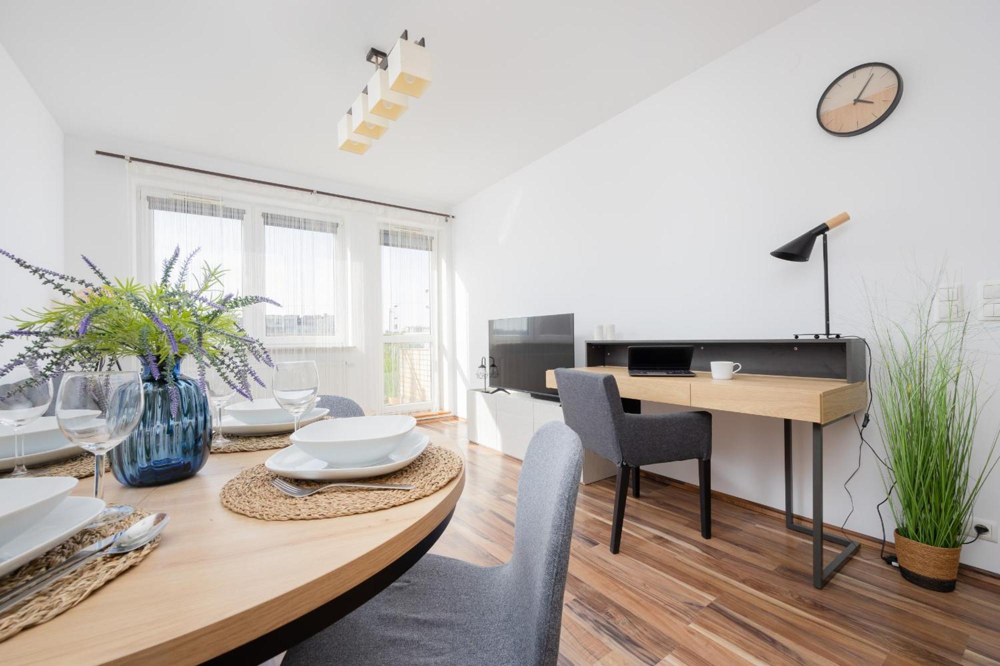 Spacious With Parking And Balcony By Renters Appartement