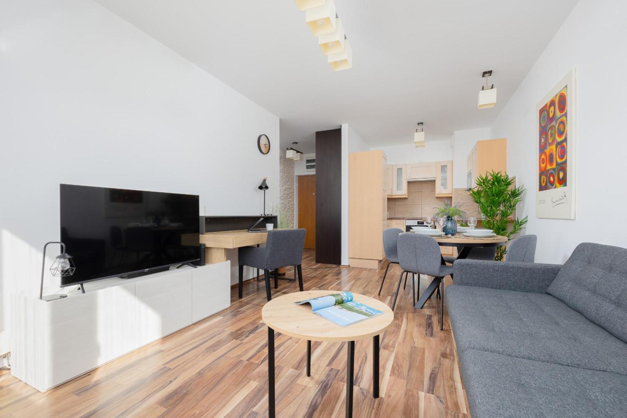 Spacious With Parking And Balcony By Renters Appartement *