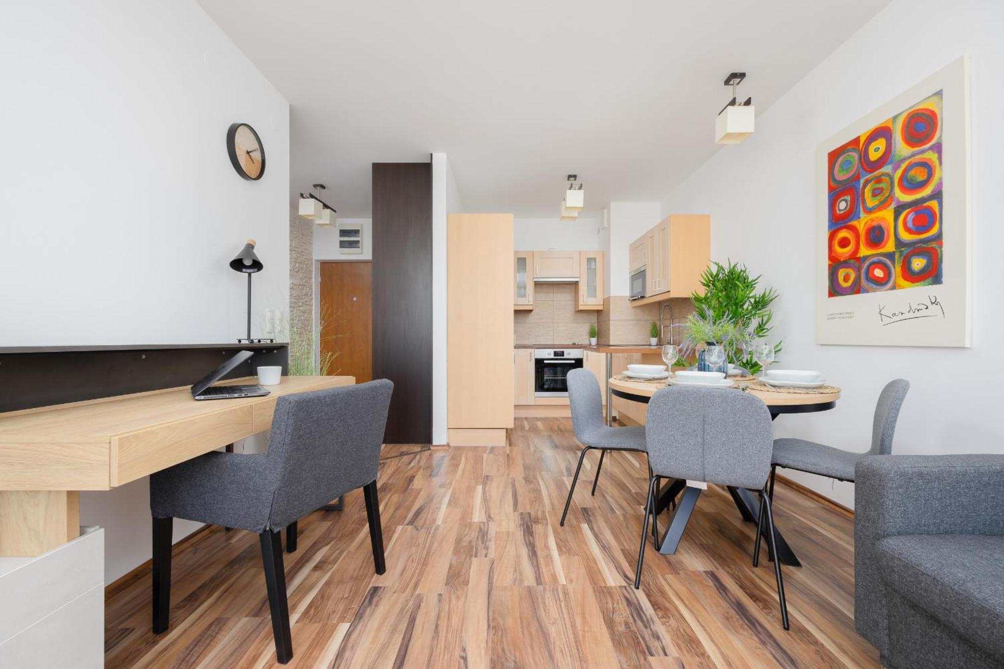 Spacious With Parking And Balcony By Renters Appartement