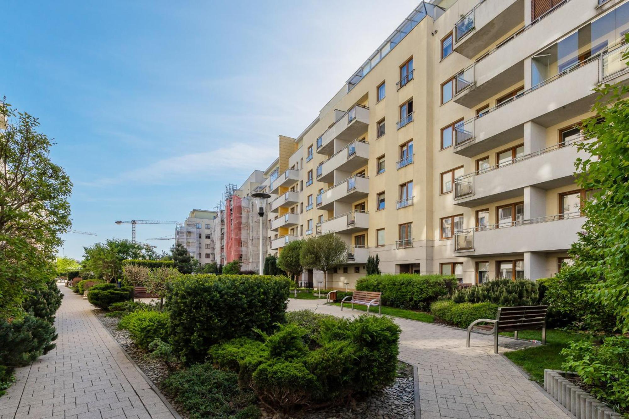 Appartement Spacious With Parking And Balcony By Renters Warschau