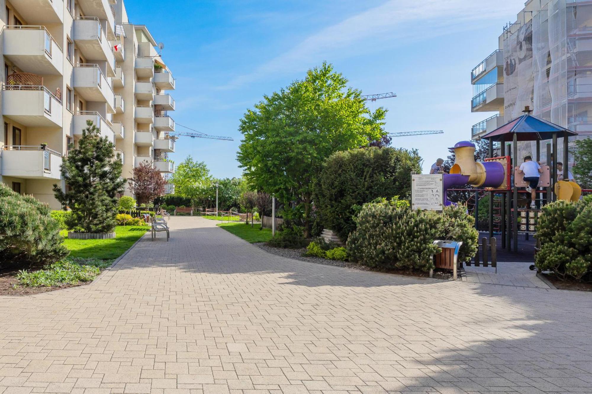 Appartement Spacious With Parking And Balcony By Renters Warschau