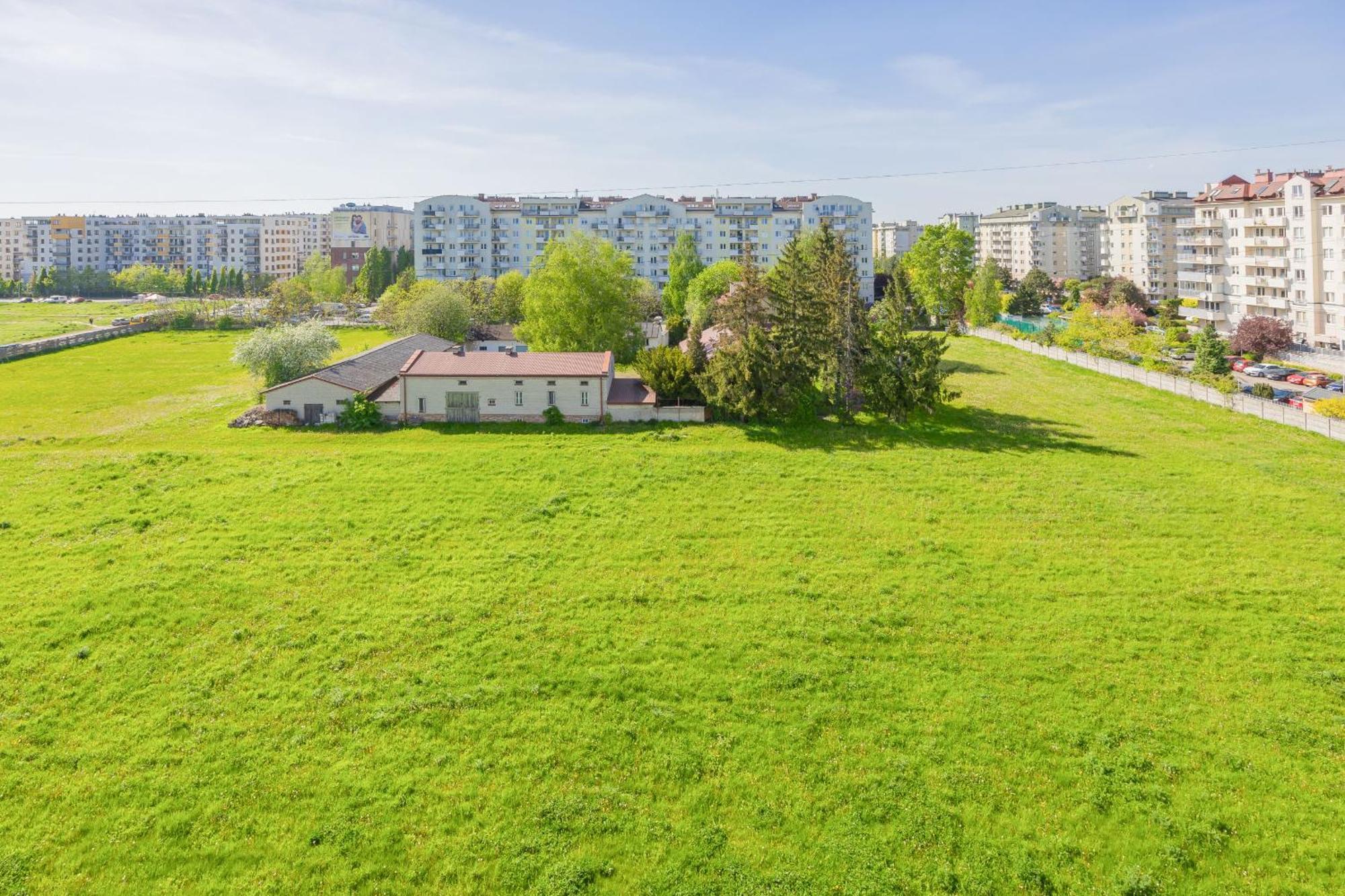 Spacious With Parking And Balcony By Renters Appartement *